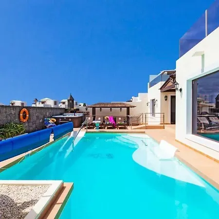 In Playa Blanca Sleeps 10 With Pool Air Con And Wifi Villa *