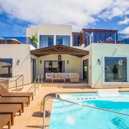 In Playa Blanca Sleeps 10 With Pool Air Con And Wifi Villa