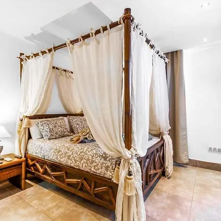 In Playa Blanca Sleeps 10 With Pool Air Con And Wifi Villa *