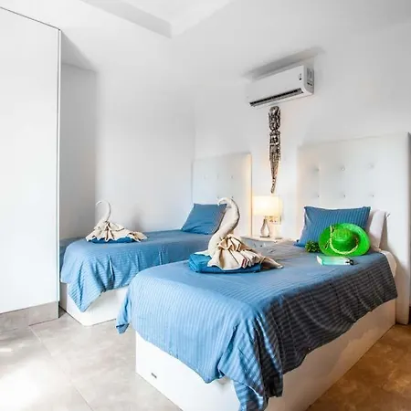 In Playa Blanca Sleeps 10 With Pool Air Con And Wifi