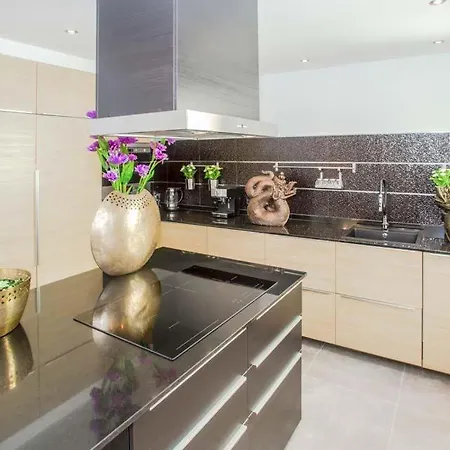 In Playa Blanca Sleeps 10 With Pool Air Con And Wifi *