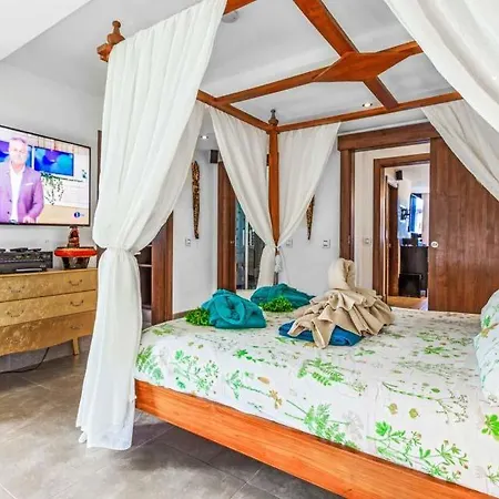 Villa In Playa Blanca Sleeps 10 With Pool Air Con And Wifi