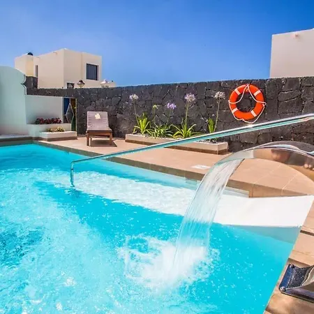In Playa Blanca Sleeps 10 With Pool Air Con And Wifi וילה *